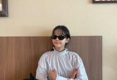 강승현, 셔링 블라우스 하나로 완성한 시크한 ‘개모녀 데이트룩’ 이미지