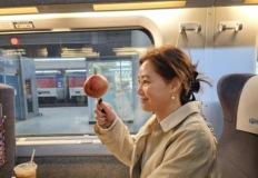 김성령, 기차 안 ‘모닝 사과’…칼 꽂고 웃는 여신 비주얼 이미지