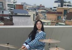 스트라이프 니트와 도트 스커트의 사랑스러운 조화 이미지
