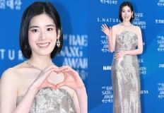 정은채, 눈부신 은빛 광채! 조각 같은 고전미인 아우라 글리터 드레스룩 이미지