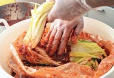 김치 담글 때 "이 재료" 넣으면 발효가 아니라 썩어갑니다 이미지