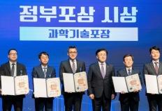 두산에너빌리티 송용진 사장, 과학기술 포장 수상 이미지