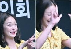 몸이 불편한 팬을 팬싸인회에서 만난 연예인의 놀라운 반응 이미지