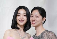 김태리 핑크드레스 vs 전여빈 실버 시스루…백상 레드카펫 압도한 투샷 이미지