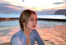 벨의 노을 속 수영장룩, 심플함의 정석 이미지