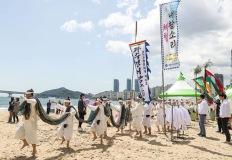 "해양도시의 봄은 해변에서 즐긴다!" 부산 광안리어방축제, 어촌문화와 드론쇼 이미지