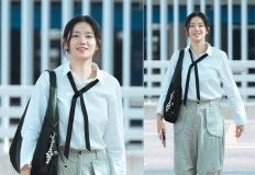 '송민호와 열애설' 박주현, 화이트 셔츠와 카고 팬츠 조합 꾸안꾸 데일리룩 이미지