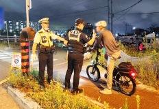 '이거'하고 자전거 탔다가 벌금? '요즘 중년들' 걸린다는 단속, 도대체 뭐길래? 이미지