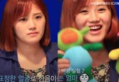 웃는 엄마 vs 무표정 엄마 아이들의 리얼 반응은? 이미지