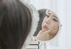"라면 안 먹었어!"...베개 높이부터 냉찜질까지, 얼굴 부기 빼는 과학적 방법 4가지! 이미지