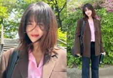 '손예진보다 언니?' 믿기지 않는 45세 여배우, 20대 비주얼 핑크 셔츠룩 이미지