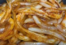 양파는 '이렇게' 볶으세요! 고기보다 맛있는 밥도둑 양파볶음 레시피 이미지