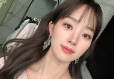 주시은, 크리스탈 이어링과 핑크 니트의 조화...데일리룩의 정석 이미지