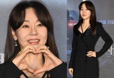 재벌가 구애에도 흔들리지 않고 '매니저'와 결혼한 월드스타 51세 여배우, 롱코트룩 이미지
