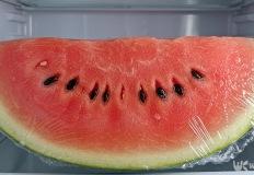수박에 랩 씌우지 마세요…  이렇게 보관하면 식중독 위험 커집니다 이미지