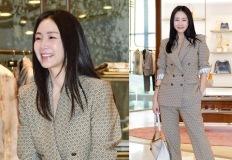 50세 최지우, 명품관 뒤흔든 동안 비주얼!  자카드 패턴 명품 슈트핏 이미지