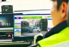 “카메라 안 보여서 속도 냈다가” 14만 원 냈다? 도로 위에 깔리는 '숨겨진 장비' 이미지