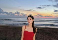 이나연, 레드 미니 드레스로 완성한 바다 일몰 데이트룩 이미지