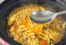 라면 끓일 때 '이것' 한 스푼 넣으세요! 국물맛에 깜짝 놀랍니다 이미지