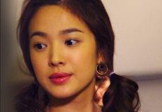 '패션 암흑기 시절'이 다시온다? 송혜교가 쏘아올렸던 그 유행템 뭐길래 이미지