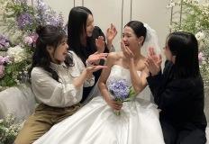 영화 “써니” 멤버 모이게 한 여배우의 결혼식 우아한 웨딩드레스룩 이미지