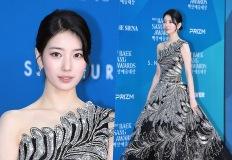 ‘화면은 수수했는데 실물은 충격?’ 후광 터진 여배우, 리프 드레스룩 이미지