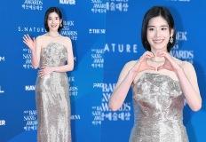 움직이지 않아도 ‘시선 압도’… 조명 없이도 빛난 여배우, 실버 시퀸 드레스룩 이미지