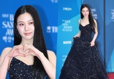 “이걸로 버텼다고?” 아이스라테·김·계란 2개만 먹은 43kg 여배우, 슬리브리스 드레스룩 이미지
