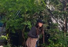 정려원, 레오파드 에코백으로 완성한 쿨한 데일리룩 이미지