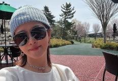 김선아, 니트 비니와 화이트 탑으로 완성한 봄날 캐주얼 룩 이미지