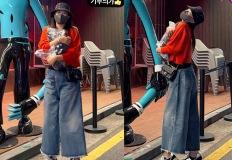 '리치맘' 김희선, 치마야 바지야? '샤넬백에 통바지' 친근감 100배 밤 산책룩 이미지