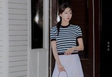 정유진, 스트라이프 니트와 화이트 스커트로 완성한 청순 코디 이미지