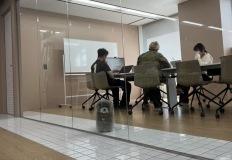 자꾸 사람들이 회의실 쳐다보길래 왜 그런지 봤다가 심쿵한 이유 이미지