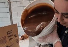 캐러멜 시럽 옮겨 담기의 달인.gif 이미지