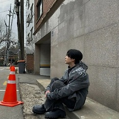 방탄소년단 슈가, 길바닥에 쭈그려앉은 월드스타… 