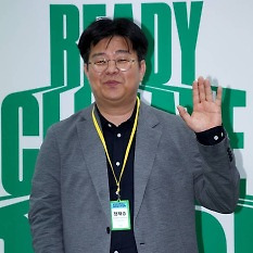 [포토]정재승 교수, 어색한 손인사
