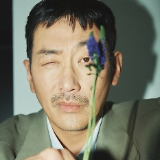 하정우, 거친 매력 지운 윙크…다채로운 매력 [N화보]