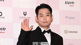 테이, 로맨틱 골프장 결혼식…김신영 등 '83라인' 축하 속 