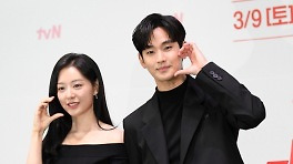 남편은 日, 아내는 韓..김수현·김지원, 같은 날 나란히 팬미팅