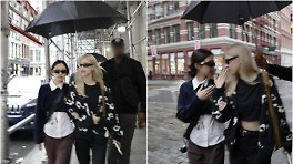 블핑 제니·로제, '우산 셔틀' 갑질?…
