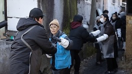 조인성-한지민-천우희-노희경, 4년째 '사랑의 연탄 나눔 봉사'