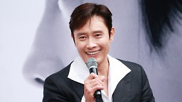 늘 얼굴 갈아 끼우는 이병헌 