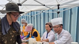 ‘흑백요리사’ 안유성 셰프, 나주 수해현장서 350인분 전복죽·갈비찜 대접 ‘온정의 밥상’