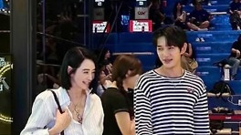 배우 김혜수, `32세 연하` 윤상현과 영화관