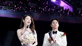 아이유♥박보검, 베스트 커플상 수상..연말도 행복한 '폭싹'[10주년 AAA 2025]