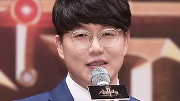 성시경 기획사 '미등록 운영' 송치