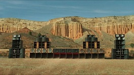 사막 한가운데서 춤추는 사람들, 딸 찾아 나선 아버지가  본 것