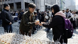 장항준 감독 '왕사남' 1200만에 커피차 쐈다…'아이돌급 인기'