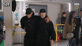 김종국, 건강 이상…부축받으며 등장 