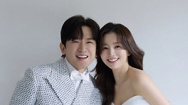 '신화' 이민우, 결혼식 앞두고 공개한 웨딩화보…두 딸 아빠로 인생 2막